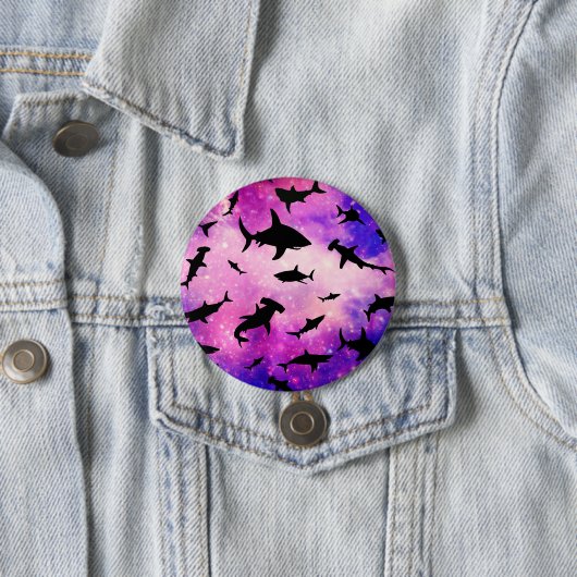 Dunkler Schattenfisch-Hai in Gradientengalaxie Button (Beispiel)