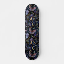 Dunkler Schmetterling Botanischer Himmels-Skateboa