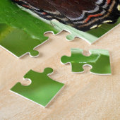 Dunkler Schmetterling sitzt auf Blätter in der Nat Puzzle (Seite)