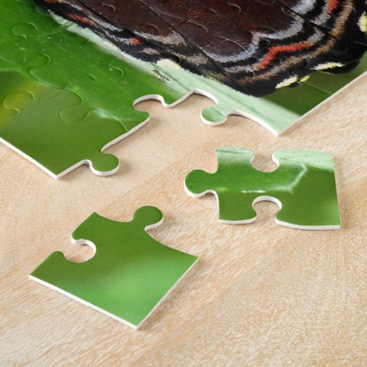 Dunkler Schmetterling sitzt auf Blätter in der Nat Puzzle (Seite)