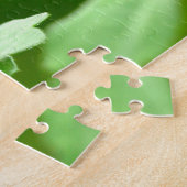 Dunkler Schmetterling sitzt auf der Linke Puzzle (Seite)