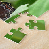 Dunkler Schmetterling sitzt auf der Linke Puzzle (Seite)