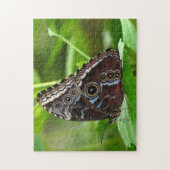 Dunkler Schmetterling sitzt auf der Linke Puzzle (Vertikal)