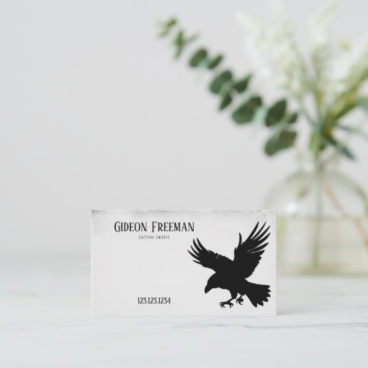 Dunkler Schwarz & Weiß Flying Crow Tattoo Artist Visitenkarte (Stehend Vorderseite)