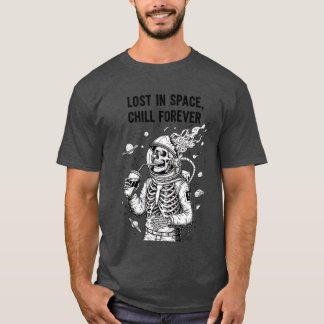 Dunkler Skelett-Astronaut im Weltraum trinkend T-Shirt