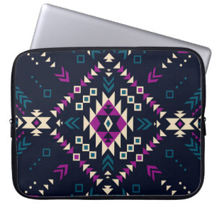 Dunkler Stamm Navajo, Vintag geometrisch. Laptopschutzhülle