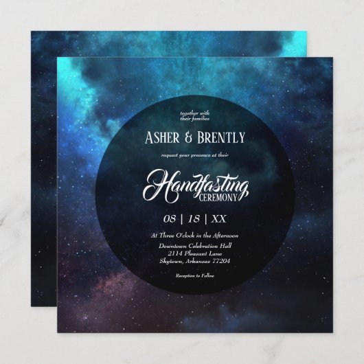 Dunkler Sternenblauer Nebel Modernes Handfasten Einladung (Vorne/Hinten)