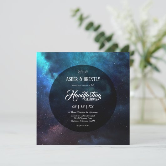 Dunkler Sternenblauer Nebel Modernes Handfasten Einladung (Stehend Vorderseite)