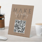 Dunkler Terrakotta-Makeup-Artist-QR-Code Sockelschild (In SItu)