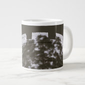 Dunkler Turm 2 Jumbo-Tasse (Vorderseite Rechts)