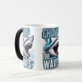 Dunkler und weißer Hai schneiden Wellen Urban Graf Verwandlungstasse (Vorderseite Links)