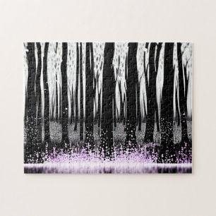 Dunkler verzauberter Wald mit violetten Blumen Puzzle