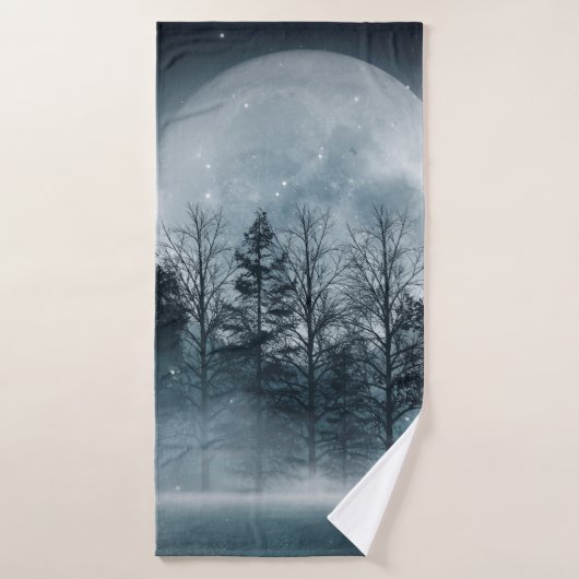 Dunkler Wald. Schöne dunkle Szene mit Bäumen, groß Badehandtuch (Badehandtuch)