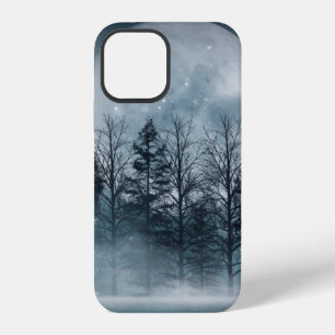 Dunkler Wald. Schöne dunkle Szene mit Bäumen, groß iPhone 12 Hülle