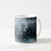 Dunkler Wald. Schöne dunkle Szene mit Bäumen, groß Kaffeetasse (VorderseiteRechts)