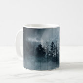 Dunkler Wald. Schöne dunkle Szene mit Bäumen, groß Kaffeetasse (Vorderseite Links)