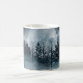 Dunkler Wald. Schöne dunkle Szene mit Bäumen, groß Kaffeetasse (Mittel)