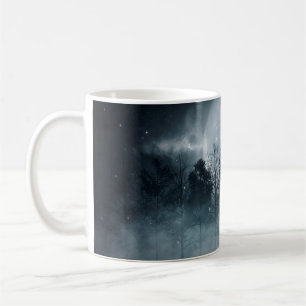 Dunkler Wald. Schöne dunkle Szene mit Bäumen, groß Kaffeetasse