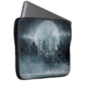 Dunkler Wald. Schöne dunkle Szene mit Bäumen, groß Laptopschutzhülle (Vorne Rechts)
