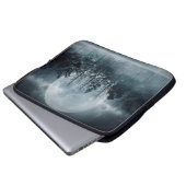 Dunkler Wald. Schöne dunkle Szene mit Bäumen, groß Laptopschutzhülle (Vorne Knopf)