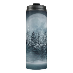 Dunkler Wald. Schöne dunkle Szene mit Bäumen, groß Thermosbecher
