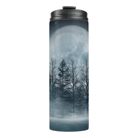 Dunkler Wald. Schöne dunkle Szene mit Bäumen, groß Thermosbecher (Vorderseite)