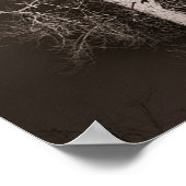 Dunkler Wald – Unheimliche Schwarz-Weiß-Baum-Kunst Poster (Ecke)