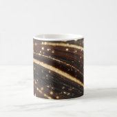 Dunkler Walnussbaum mit glänzenden Goldflüssen Kaffeetasse (Mittel)