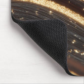 Dunkler Walnussbaum mit glänzenden Goldflüssen Mousepad (Ecke)