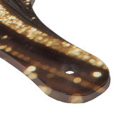 Dunkler Walnussbaum mit glänzenden Goldflüssen Schneidebrett (Ecke)