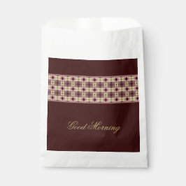 Dunkler Wein mit rosa Geschenktütchen