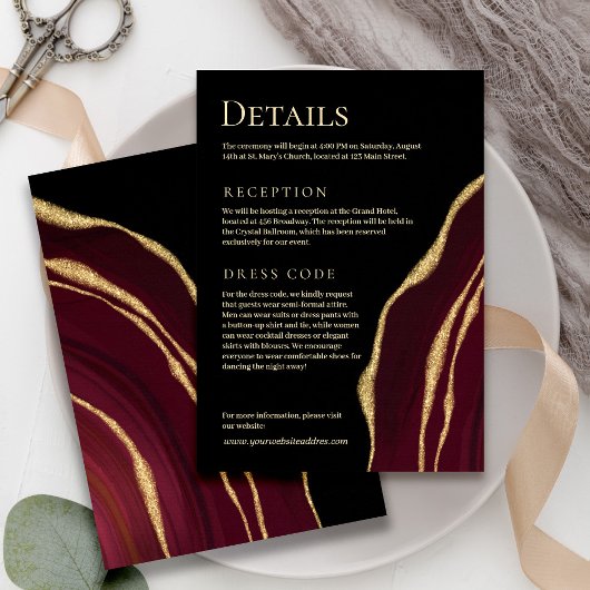 Dunkler Weinmagen mit Gold Begleitkarte