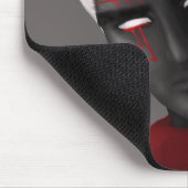 Dunkler Zauberer Zeichen Weiße Augen und Tattoos Mousepad (Ecke)