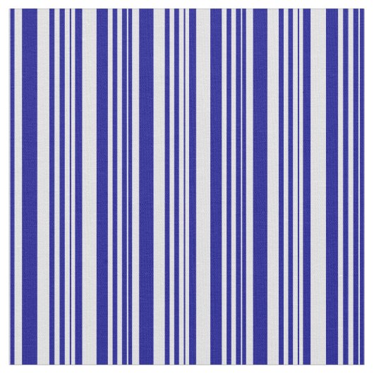 Dunkles Blau- und Lavendelmuster Stoff (Nahaufnahme)