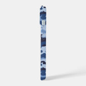 Dunkles Blaues Tarnmuster iPhone 15 Hülle (Linke Seite)