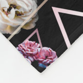 Dunkles Blumen des Rosenquarzes und des rosa Fleecedecke (Ecke)