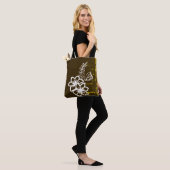 Dunkles Blumendesign Tasche (Am Model)