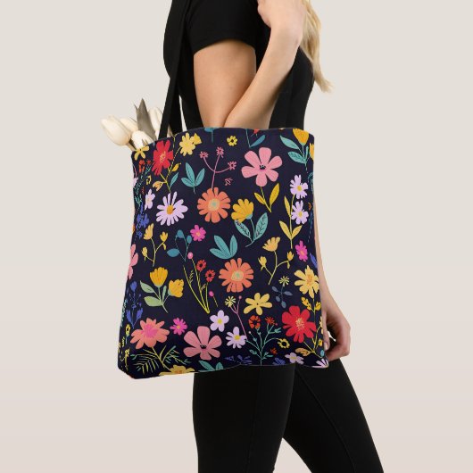 Dunkles farbenfrohes Ditsy-Blumenmuster im Boho-St Tasche (Von Nahem)