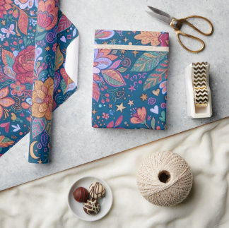 Dunkles florales botanisches Muster mit vintage St Geschenkpapier