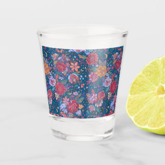 Dunkles florales botanisches Muster mit vintage St Schnapsglas