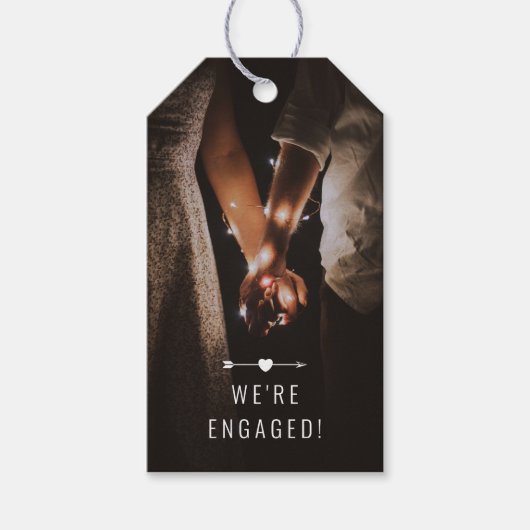 Dunkles Foto | Ankündigung der Verlobung | Tag | B Geschenkanhänger (Vorderseite)