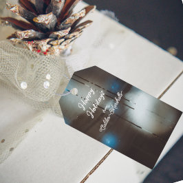 Dunkles, gefälschtes Dampffenster mit Weihnachtsba Geschenkanhänger