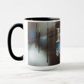 Dunkles, gefälschtes Dampffenster mit Weihnachtsba Tasse (Links)