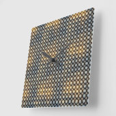 Dunkles geometrisches Gitter Abstract Pattern Desi Quadratische Wanduhr (Winkel)