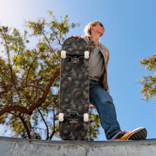 Dunkles gothisches botanisches Distel-Nahtlosmuste Skateboard (Außen 1)