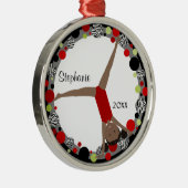 Dunkles HaarGymnast in Rotem, in Schwarzem u. in Silbernes Ornament (Rechts)