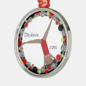 Dunkles HaarGymnast in Rotem, in Schwarzem u. in Silbernes Ornament (Links)