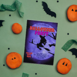 Dunkles Halloween-Party mit niedlicher Katze mit Einladung