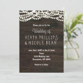 Dunkles Holz rustikale String Lights Hochzeitseinl Einladung (Stehend Vorderseite)