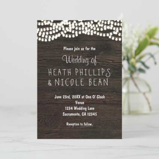 Dunkles Holz rustikale String Lights Hochzeitseinl Einladung (Stehend Vorderseite)